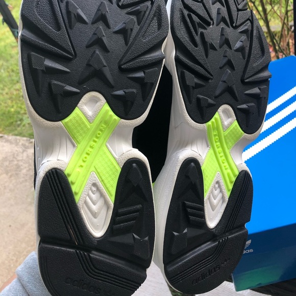 ADIDAS YUNG-1 - Picture 3 of 8